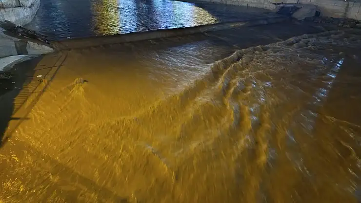 Ağrı'da yağışlarla birlikte Murat Nehri'nin su seviyesi arttı