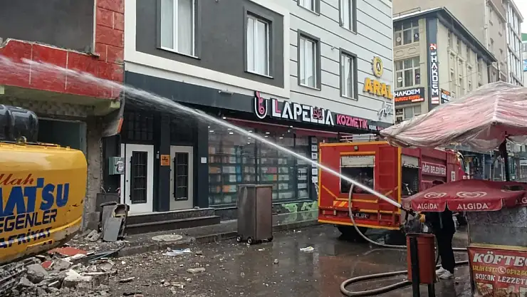 Ağrı'da yağışlı havada yıkımda toz önlemi: İtfaiye destek verdi