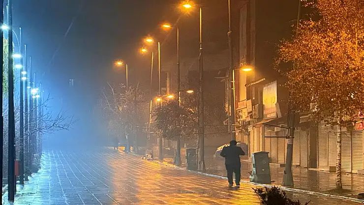 Ağrı'da yağmur sonrası sokaklar boş kaldı, sis etkili oldu