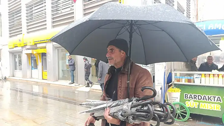 Ağrı'da yağmurlu Nisan günleri şemsiye satışlarını artırdı