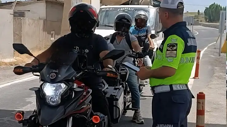 Ağrı'da yapılan trafik denetiminde 5 kişi gözaltına alındı