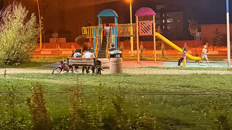 Ağrı'da yaz akşamlarının adresi çocuk parkları oldu