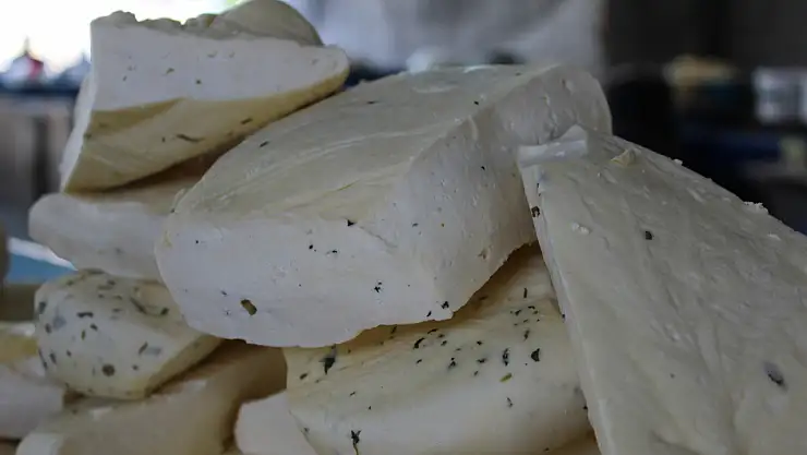 Ağrı'da yaz sofralarının vazgeçilmezi otlu peynir pazarda tezgâhlarda