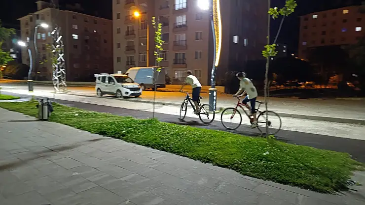 Ağrı'da yazın son günlerinde çocuklardan bisiklet keyfi