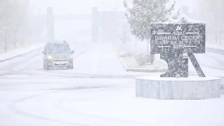 Ağrı'da yoğun kar yağışı üniversitede eğitime ara verdirdi