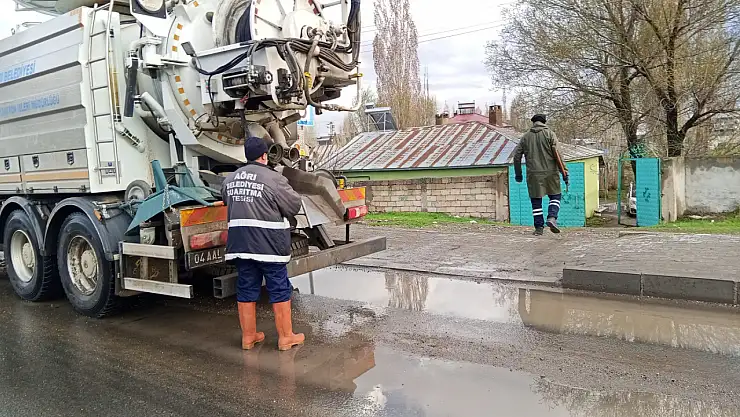 Ağrı'da yoğun yağış sonrası mazgal ve kanalizasyon temizliği yapıldı
