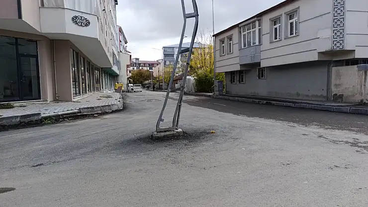 Ağrı'da yol ortasında kalan elektrik direği korkutuyor