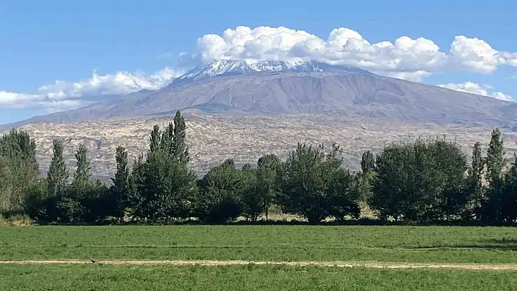 Ağrı Dağı'na Mevsimin İlk Karı Düştü, Kartpostallık Manzaralar Ortaya Çıktı