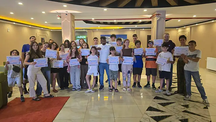 Ağrı Dağı'na tırmanan çocuklara sertifikaları verildi