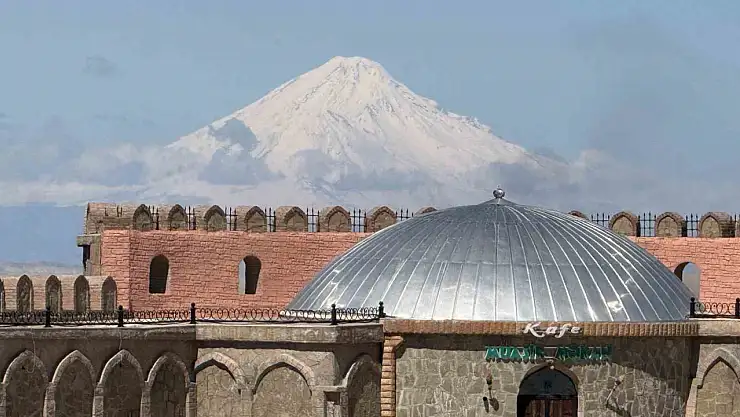 Ağrı Dağı, Nahçıvan'da görsel şölen sunarak Türkiye'nin çatısı unvanını sergiliyor!