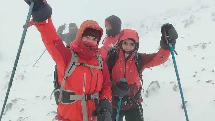 Ağrı Dağı'nda uluslararası tırmanışta kadın dağcılar başarılı oldu