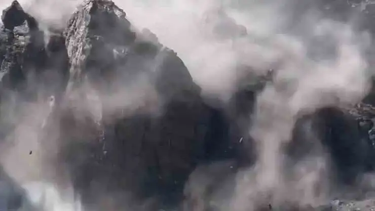 Ağrı Dağı'nda yer yerinden oynadı