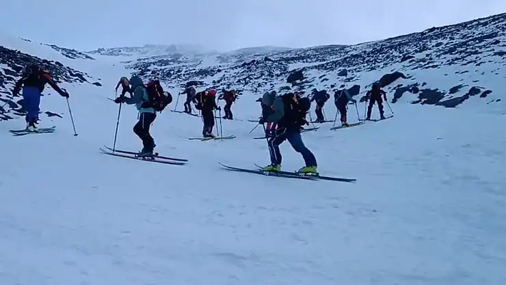 Ağrı Dağı'nda zirveye kayakla yolculuk