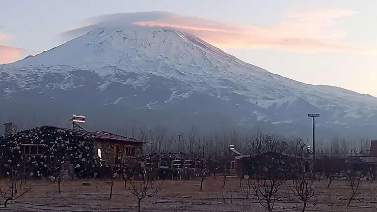 Ağrı Dağı'nın zirvesini bulutlar kapladı