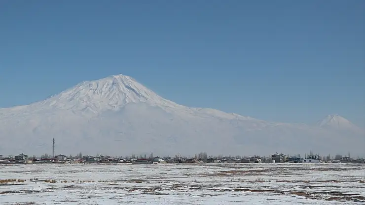 Ağrı Dağı yeniden zirveden eteğe kadar karla kaplandı