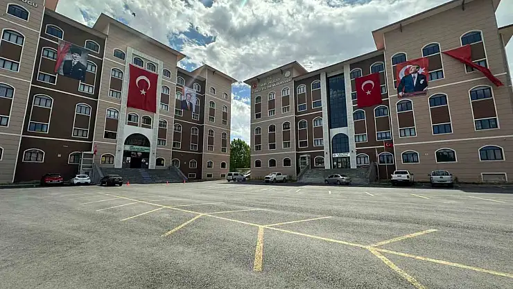Ağrı'daki tüm okullarda 15 Temmuz'un izleri bayraklarla görünür oldu