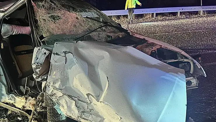 Ağrı'dan Erzurum'a giden araç kafa kafaya çarpıştı: Can kaybı var
