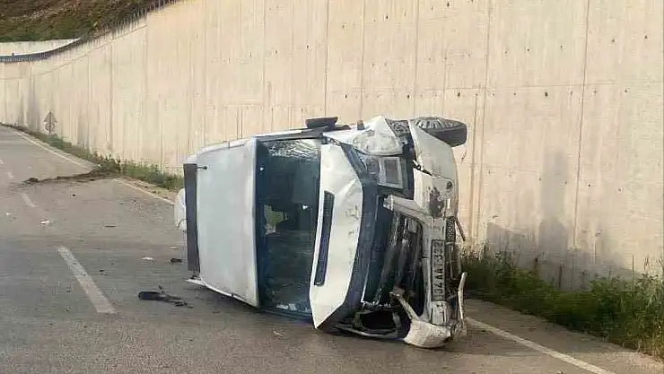 Ağrı'dan taziyeye giden minibüs Tokat'ta devrildi