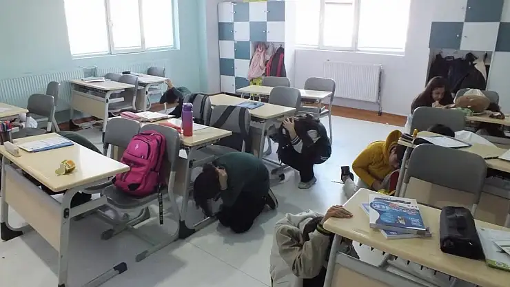 Ağrı Doğa Koleji'nde farkındalık tatbikatı: 'Hazırlıklı olmak hayat kurtarır'