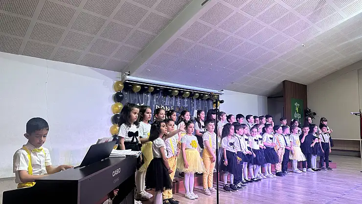 Ağrı Doğa Koleji'nde miniklerin sahne performansı velilerden tam not aldı