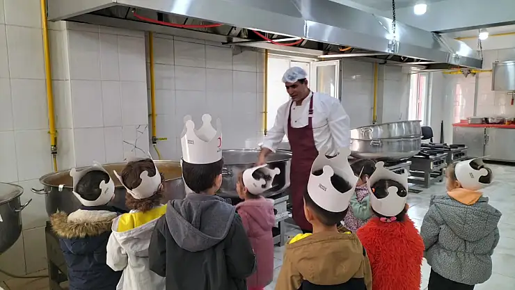 Ağrı Doğa Koleji öğrencilerinden Kızılay'a anlamlı ziyaret