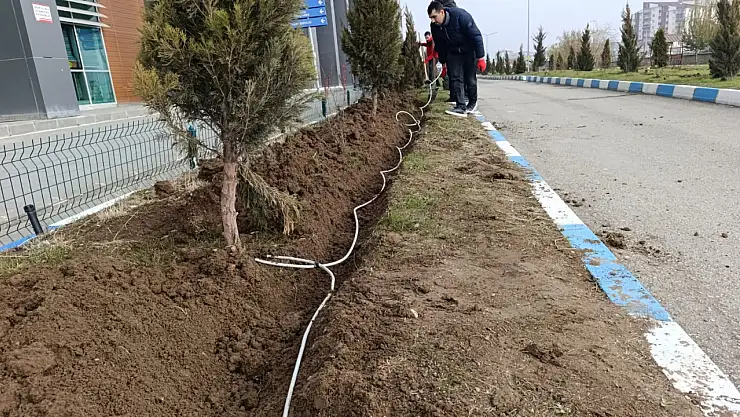 Ağrı Eğitim ve Araştırma Hastanesi bahçesinde çevre düzenlemesi yapıldı