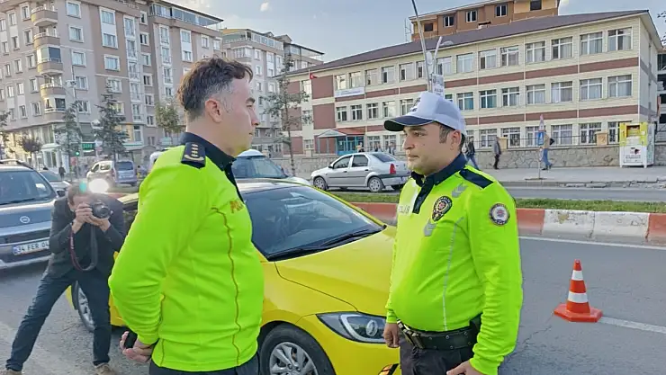 Ağrı Emniyet Müdürü Önder, sahada trafik ekiplerini denetledi