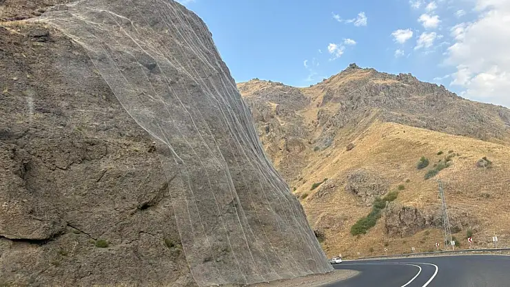 Ağrı-Erzurum yolunda tepelerden düşen taşlara karşı güvenlik önlemi