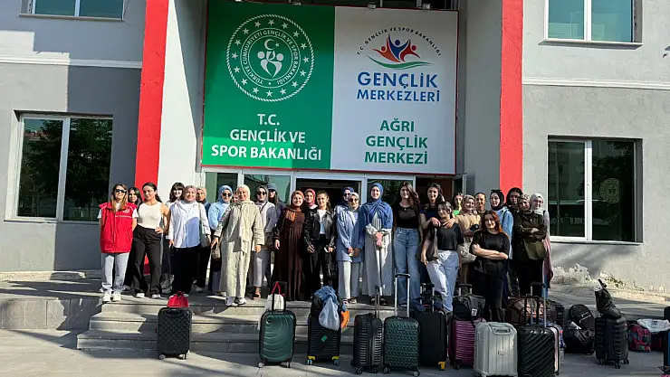 Ağrı Gençlik Merkezi'nden gençler Hakkari ve Afyon kamplarına uğurlandı