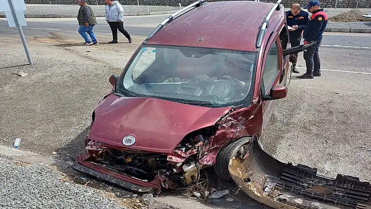 Ağrı-Hamur karayolunda trafik kazası: 3 yaralı!