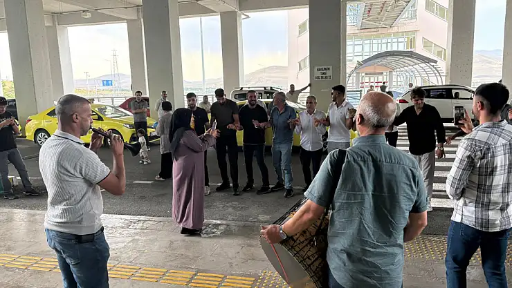 Ağrı havalimanında gelin karşılama coşkusu: Davullu zurnalı halaylar dikkat çekti