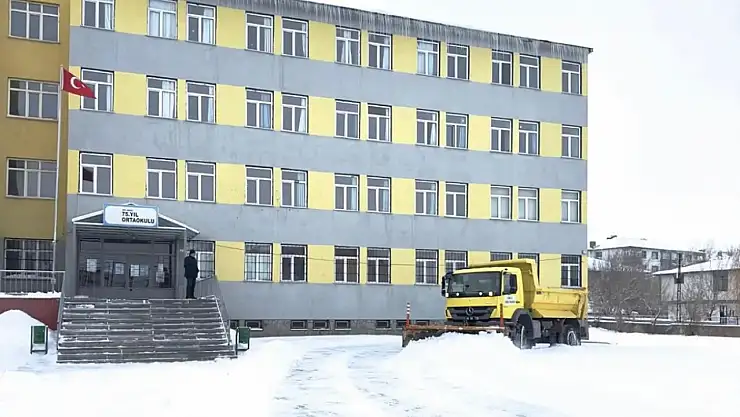 Ağrı İl Özel İdare ekiplerinden okul bahçelerinde kar temizliği