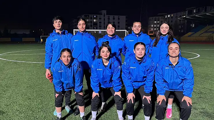 Ağrı Kadın Futbol Takımı Siverek'e gitmeye çalışıyor