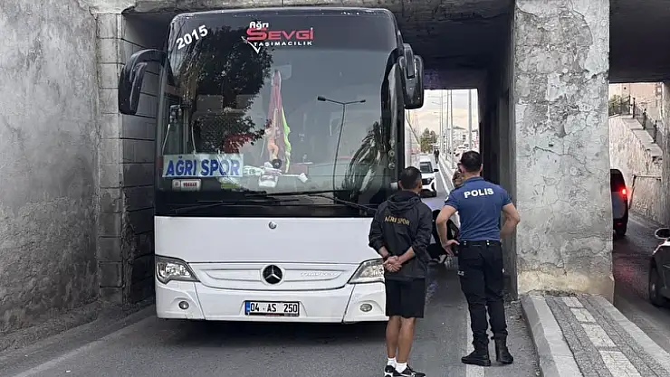 Ağrı kafilesi Kayseri'de kaza yaptı