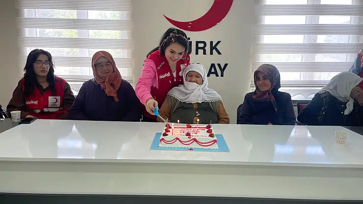 Kızılay Ağrı, anneleri ağırladı çiçekler takdim edildi gönüller ısındı