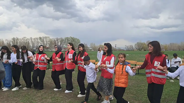 Ağrı Kızılay gönüllüleri çocukların bayramına ortak oldu