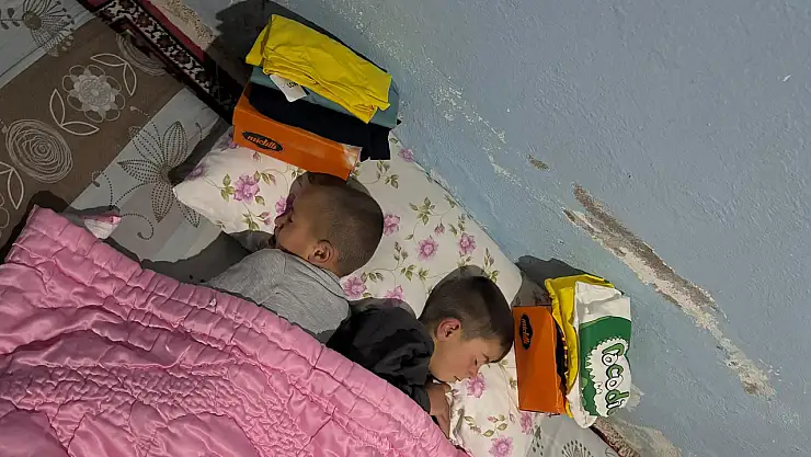 Ağrı Kızılay gönüllüleri miniklerin başucuna bayramlık bıraktı