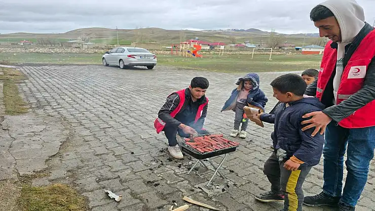 Ağrı Kızılay gönüllülerinden köy okulundaki miniklere mangal sürprizi