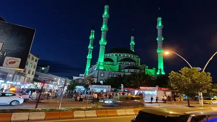 Ağrı Merkez Camii gece görünümüyle huzur saçıyor