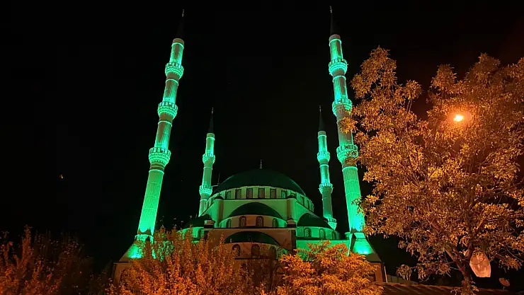 Ağrı Merkez Camii , geceyi aydınlatan yeşil ışıklarıyla dikkat çekiyor