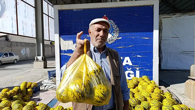 Ağrı Meydanı'nda sabahın bereketi kavun tezgâhında başladı