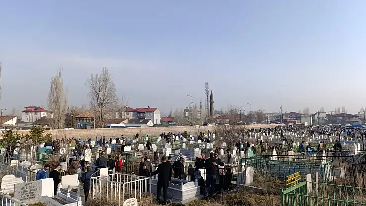 Ağrı mezarlığında bayram sabahı yoğunluğu yaşandı