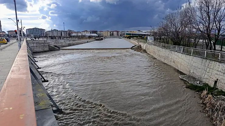 Ağrı Murat Nehri'nde Nisan yağmurlarıyla su seviyesi yükseldi