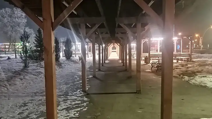 Ağrı'nın akşam ayazında parklar sessiz kaldı