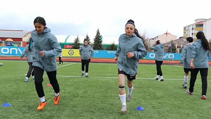 Ağrı'nın altın kızları futbolla hayallerine koşuyor