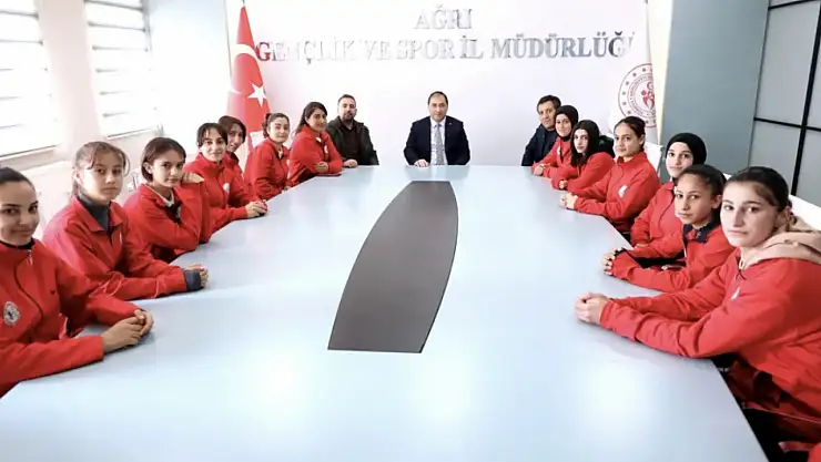 Ağrı'nın başarılı kız futbol takımı Türkiye şampiyonasına hazırlanıyor