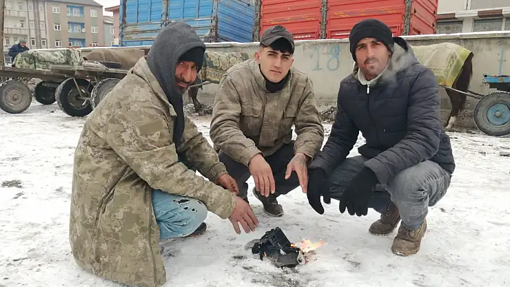 Ağrı'nın dondurucu kışında at arabacılarının ısınma mücadelesi