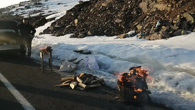 Ağrı'nın dondurucu soğuğunda yol kenarında mangal keyfi