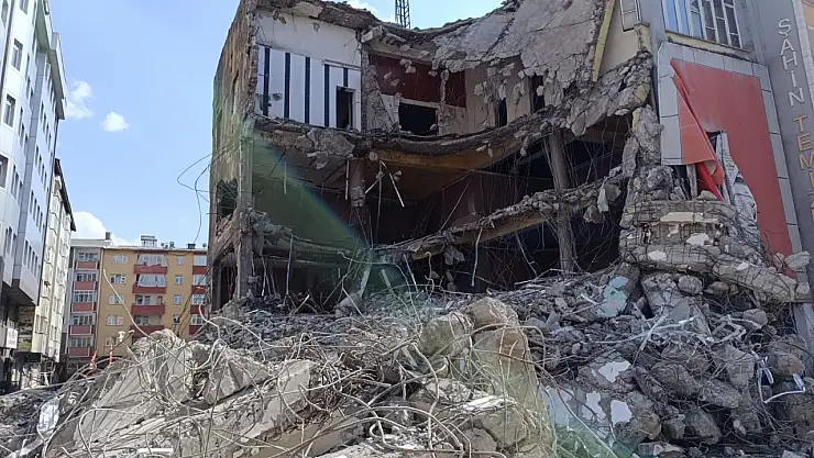 Ağrı'nın en eski düğün salonu yıkıldı