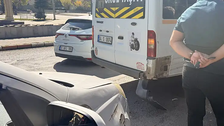 Ağrı'nın en yoğun noktasında kaza: Servis aracında hasar oluştu